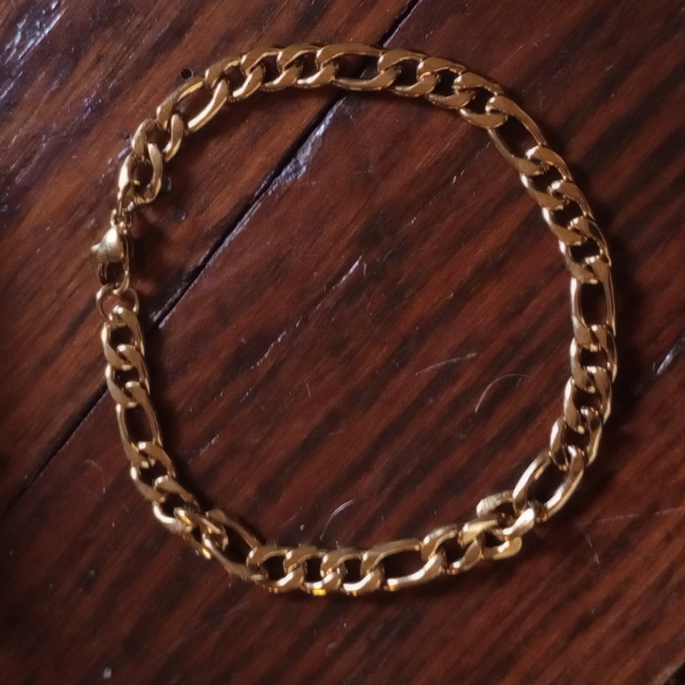 NWT 18 Kt Gold Over 925 Sterling Silver FIGARO Chain Bracelet. 8.3"